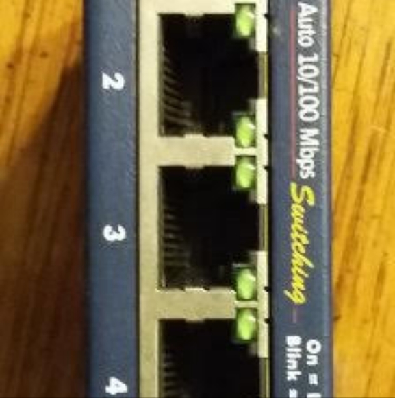 NETGEAR 5 PORT 10/100 MBPS FAST ETHERNET SWITCH MODEL FS105 - Picture 2 of 3